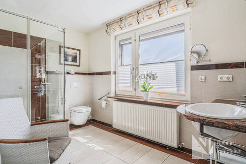 Modernes Tageslicht-Duschbad - 