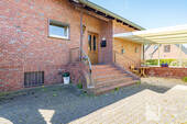 Hauseingang mit angr. überdachter Terrasse - 