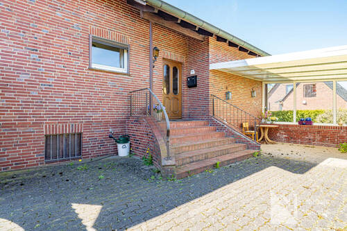 Hauseingang mit angr. überdachter Terrasse - 