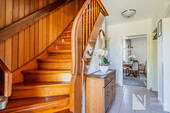 Eingangsflur m. charmanter Treppe ins DG - 