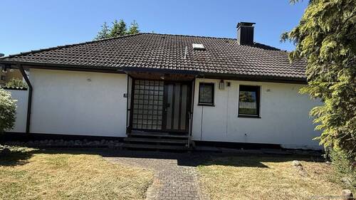 Ansicht Nord - Bungalow in ruhiger Lage nahe AischparkCenter, 1124 m² Grund, 144 m² Wohnfläche., 5 Schlafzimmer
