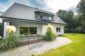 Rechtes Gebäude - 9 Zimmer Mehrfamilienhaus, Wohnhaus in Zeven / Bademühlen