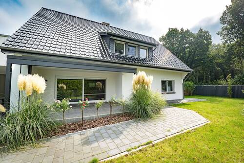 Rechtes Gebäude - 9 Zimmer Mehrfamilienhaus, Wohnhaus in Zeven / Bademühlen
