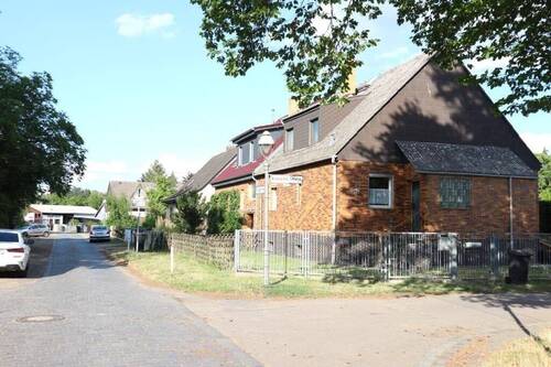 Ansicht mit Anliegerstraße - 3 Zimmer Doppelhaushälfte zum Kaufen in Berlin
