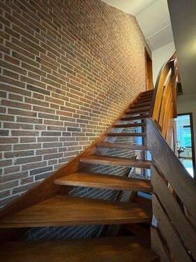 schöne Treppe ins OG - 