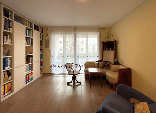 Wohnzimmer - mit Balkon - Bogenhausen Isarnähe 3-Zimmer-Wohnung BJ 2013 mit 2 Bädern und Süd-West-Balkon