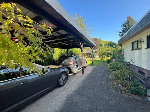 Carport mit Blick Richtung Garten - 