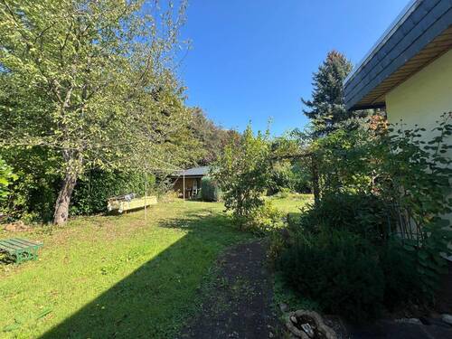 Blick vom Carport Richtung Garten - 