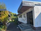 Hausansicht - PREISREDUZIERUNG! Bungalow mit ELW und großem Garten in Bad Sobernheim zu verkaufen