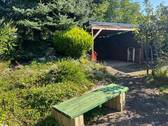 Blick Richtung überdachter Freisitz im Garten - 