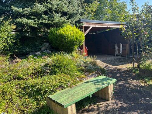 Blick Richtung überdachter Freisitz im Garten - 