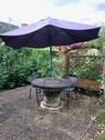 Sitzecke mit Tisch im Garten - 