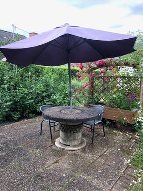 Sitzecke mit Tisch im Garten - 