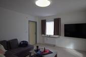 Wohnzimmer mit Blick zum Flur - 3 Zimmer Einfamilienhaus in Hochdonn
