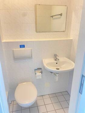 Bad mit Dusche - Mehrfamilienhaus, Wohnhaus mit 1,84 m&sup2; in Hof zum Kaufen