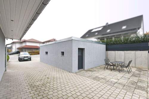 Blick vom Garten zur Einfahrt - 