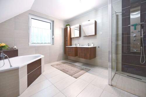 das Bad im Obergeschoß - 