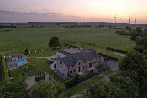 Luftbild Südostansicht - Arbeiten und Wohnen in Perfektion - Ihr repräsentatives Anwesen mit grenzenlosen Möglichkeiten