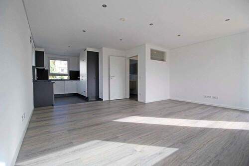 Wohnbereich mit offener Küche - Topmoderne 3-Zi.-Wohnung 