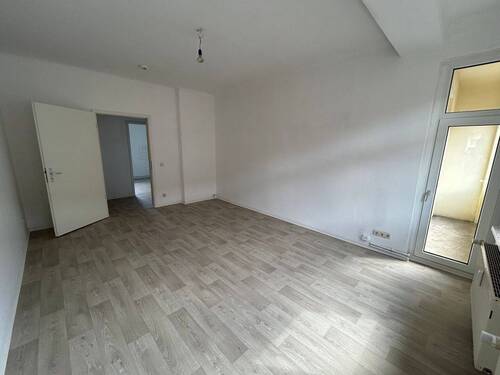 Beispielbild Wohnzimmer - Nicht lange überlegen! Geräumige 3-Zimmer-Wohnung mit Balkon und Loggia!