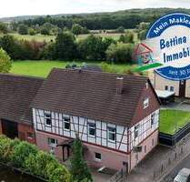 DIETZ: Geräumiges 1-2 Familienhaus mit großem Grundstück, Nebengebäude und Doppelgarage! - Hasselroth / Neuenhaßlau