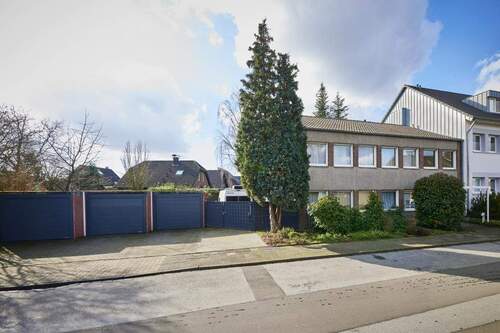 Ansicht mit Garagen - 