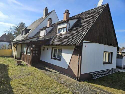 Blick auf den Altbestand - Imponierendes Baugrundstück in gewachsener, sonniger Lage !