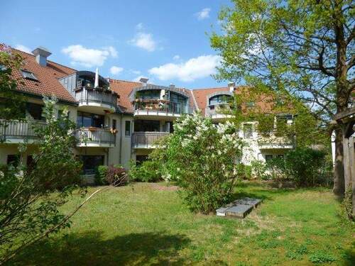 Aussensicht Balkone Gartenseite - Schicke 3 Zimmerwohnung mit Balkon auf Gartengrundstück !