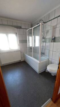 Obergeschoss Bad.jpg - 