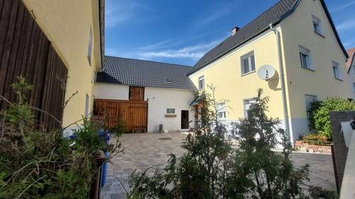 Innenhof 3 Seithof.jpg - „Dreiseithof“ in Mantel zu verkaufen! 230 m² Wohnfläche auf 357 m² Grund, Scheunen, Garagen, Stellplätze, Lageräume und Gewölbe-Partyraum im EG