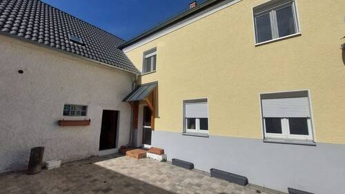Innenhof Eingang Hauptwohnung.jpg - 1 Zimmer Mehrfamilienhaus, Wohnhaus zum Kaufen in Mantel