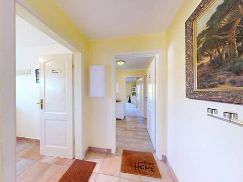 Hausflurbereich im Dachgeschoss mit Zugang zur Wohnung 3 und 4 - 