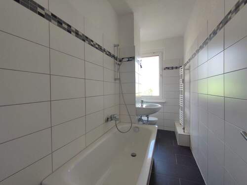 Tageslichtbad mit Wanne - WIR SUCHEN einen NACHMIETER - 360,00&nbsp;EUR Kaltmiete, ca.&nbsp; 47,60&nbsp;m&sup2;&nbsp;Wohnfl&auml;che