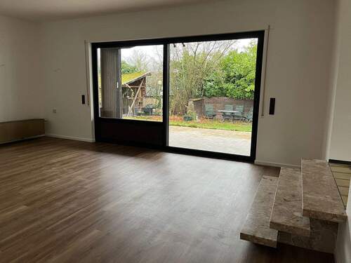 Wohnzimmer mit Blick Richtung Terrasse - 