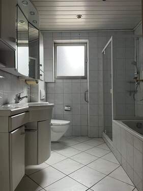 Badezimmer mit Wanne und Dusche - 