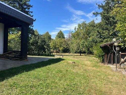 Blick Garten und Gartenhaus - 