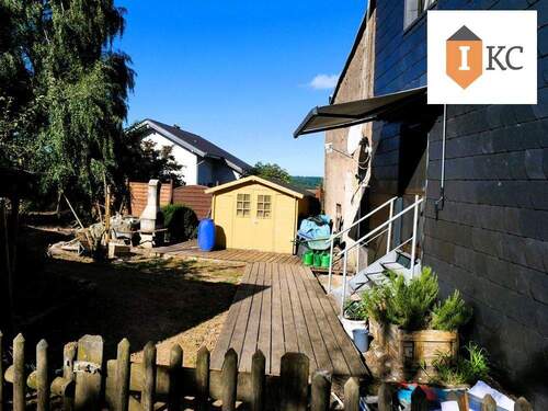 Blick auf die Terrasse mit Gartenhaus und Grillplatz - Kopie - 