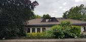 Vorderansicht Strasse - Grosser Winkelbungalow auf grosszügigem Grundstück für Wohnen und Gewerbe