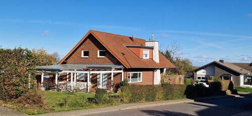 Hausansicht - Vorfahren und Einziehen - topgepflegtes Einfamilienhaus mit Garten in schöner Lage