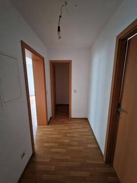 Eingangsbereich mit separatem Abstellraum - 2 Zimmer Etagenwohnung zur Miete in Gera