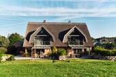 Außenansicht - Hochklassige Villenhälfte (links) unter Reet mit bezauberndem Garten und Ostseeflair