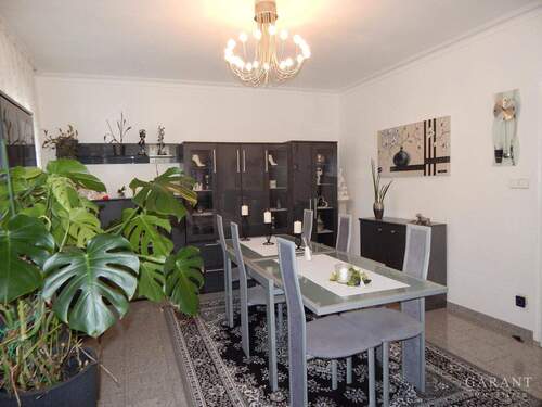 Essbereich - Zweifamilienhaus mit großem Garten und schöner Pergola