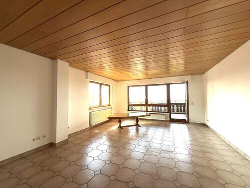 Wohnzimmer 1. OG mit Balkon - 