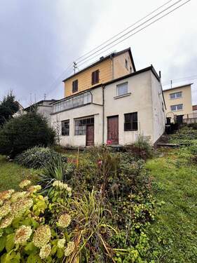 Rückansicht - Freistehendes Einfamilienhaus mit Garten in Illingen - Sanierungsobjekt mit Potenzial
