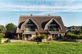 Außenansicht - Hochklassige Villenhälfte (rechts) unter Reet mit bezauberndem Garten und Ostseeflair