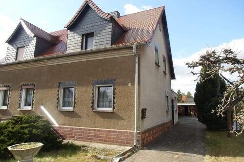 2a Straßenseite.JPG - 4 Zimmer Doppelhaushälfte in Lauta