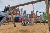 Kinder auf Spielplatz - 