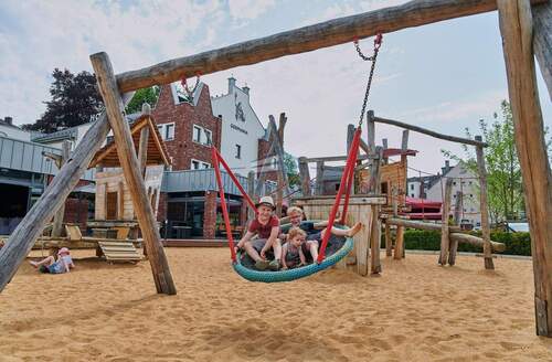 Kinder auf Spielplatz - 