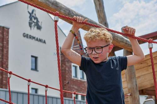 Kind auf Spielpaltz - 