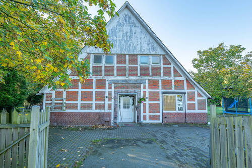 Frontansicht - Einfamilienhaus mit viel Platz - 128.000,00 EUR Kaufpreis, ca.  125,00 m² Wohnfläche